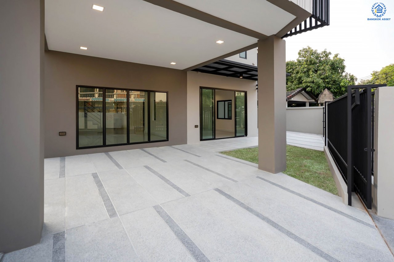 บ้านมือสองตกแต่งใหม่ โครงการ บูรพาวิลล่า3 บรมราชชนนี เนื้อที่ 60 ตร.ว. ฟังก์ชันครบ 4 ห้องนอน 3 ห้องน้ำ 1 ห้องอเนกประสงค์ 2 ที่จอดรถ บ้านสวยสภาพดี พร้อมเข้าอยู่ บนทำเลศักยภาพเข้า-ออกได้หลายเส้นทาง ใกล้รถไฟฟ้าสายสีน้ำเงิน "สถานีไฟฉาย" และทางด่วน "ศรีรัช"